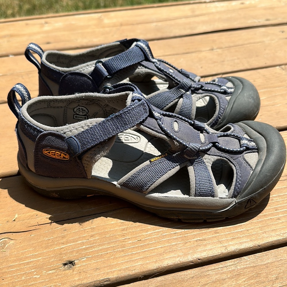 Keen Venice Big Kid Sz 5 Closed-Toe Sandal
